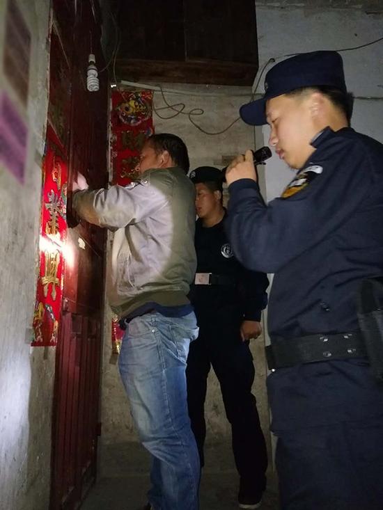 洛阳粗心妈妈误将幼女锁家中 